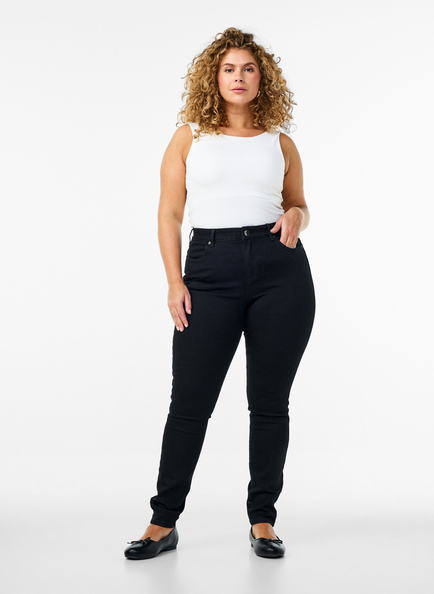 Amy jeans med h&oslash;y midje og supersmal passform, Svart, Model