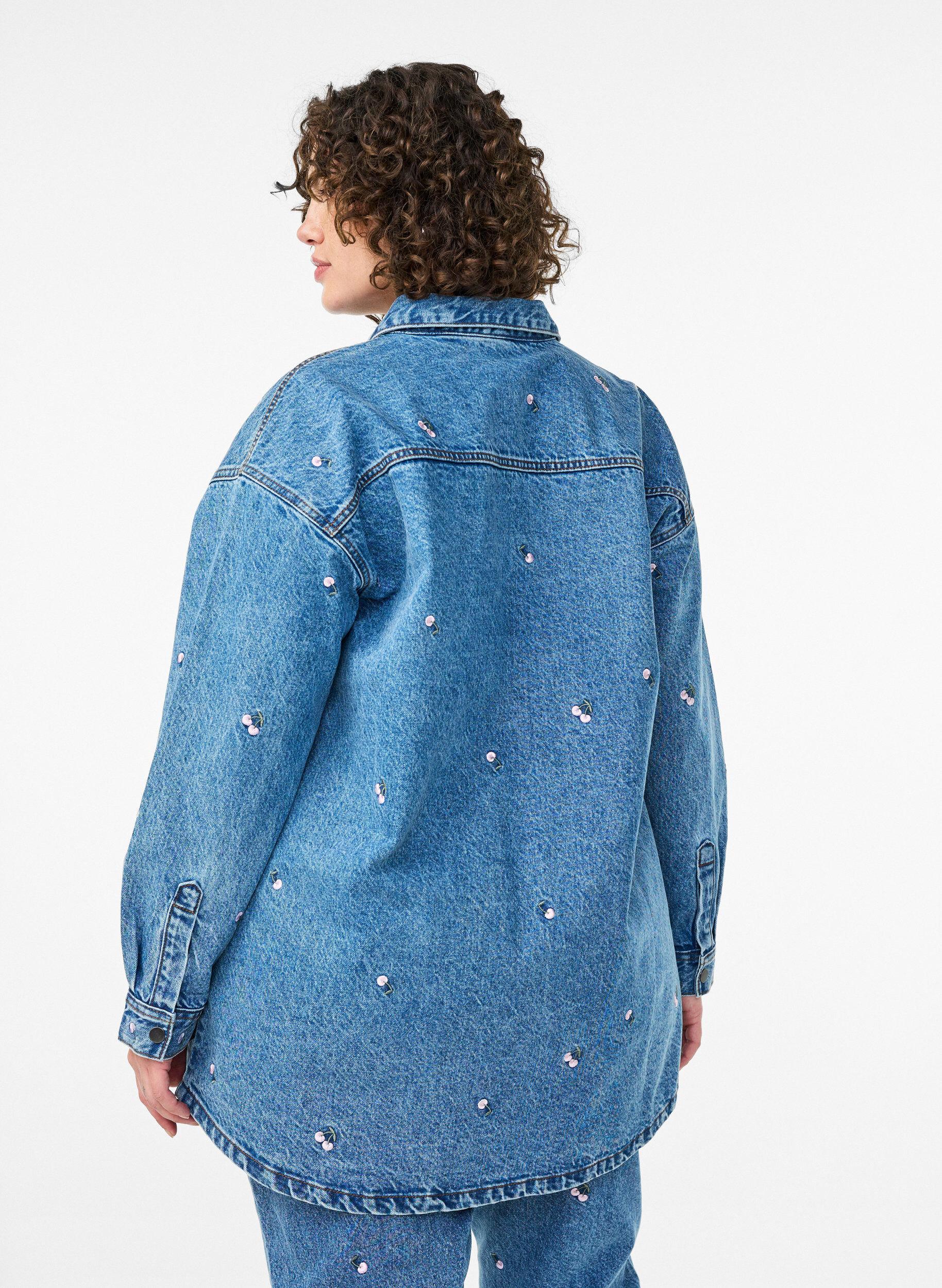 Zizzi Denimskjorte med broderte motiver, Bl&aring;, Model image number 2