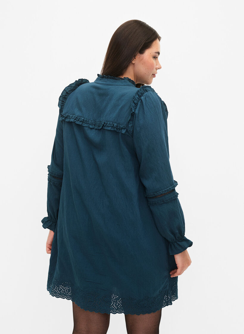 Viskosekjole med broderie Anglaise og volangdetaljer, Reflecting Pond, Model image number 1