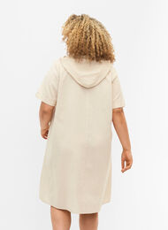 Kortermet kjole med hette, Sandshell, Model