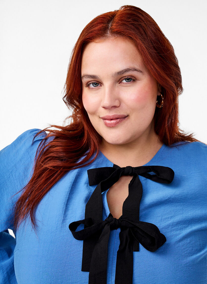 Viskosebluse med sløyfer og lange ermer, Riverside Black Bow, Model image number 2