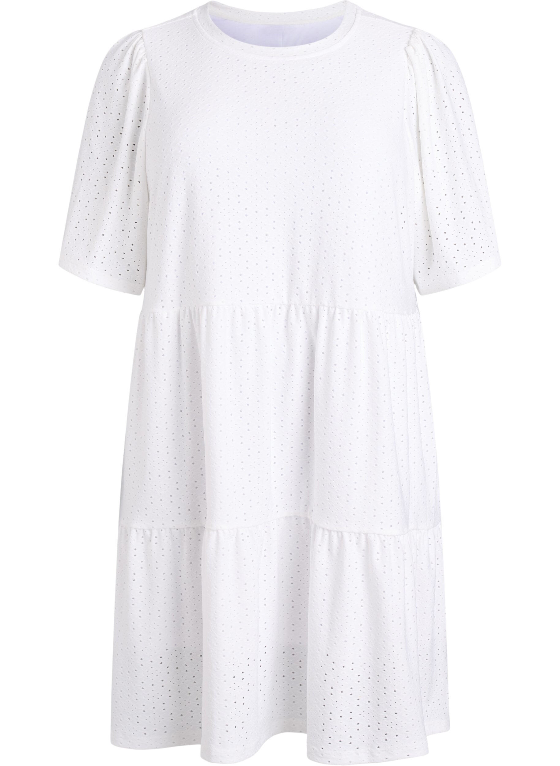 Kort kjole med blondem&oslash;nster og lagdelt skj&oslash;rt