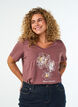 Bomull T-skjorte med fronttrykk og V-hals, Rosa, Model image number 0