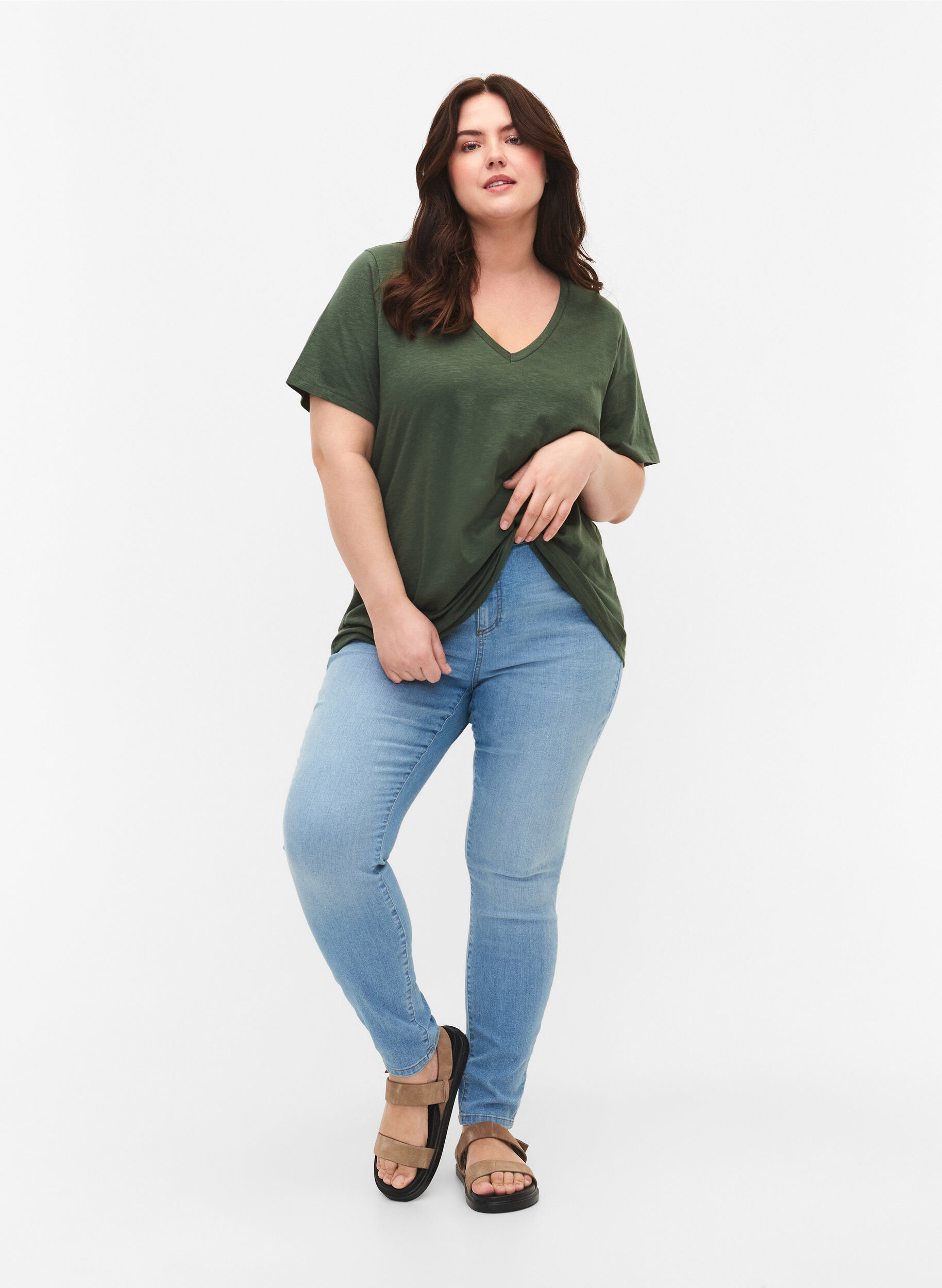 Zizzi Kortermet basic t-skjorte med v-hals, Gr&oslash;nn, Model image number 1