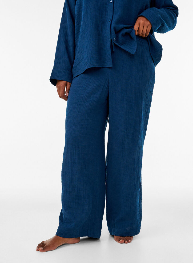 L&oslash;se pyjamasbukser i bomullsmusselin, Bl&aring;, Model image number 2