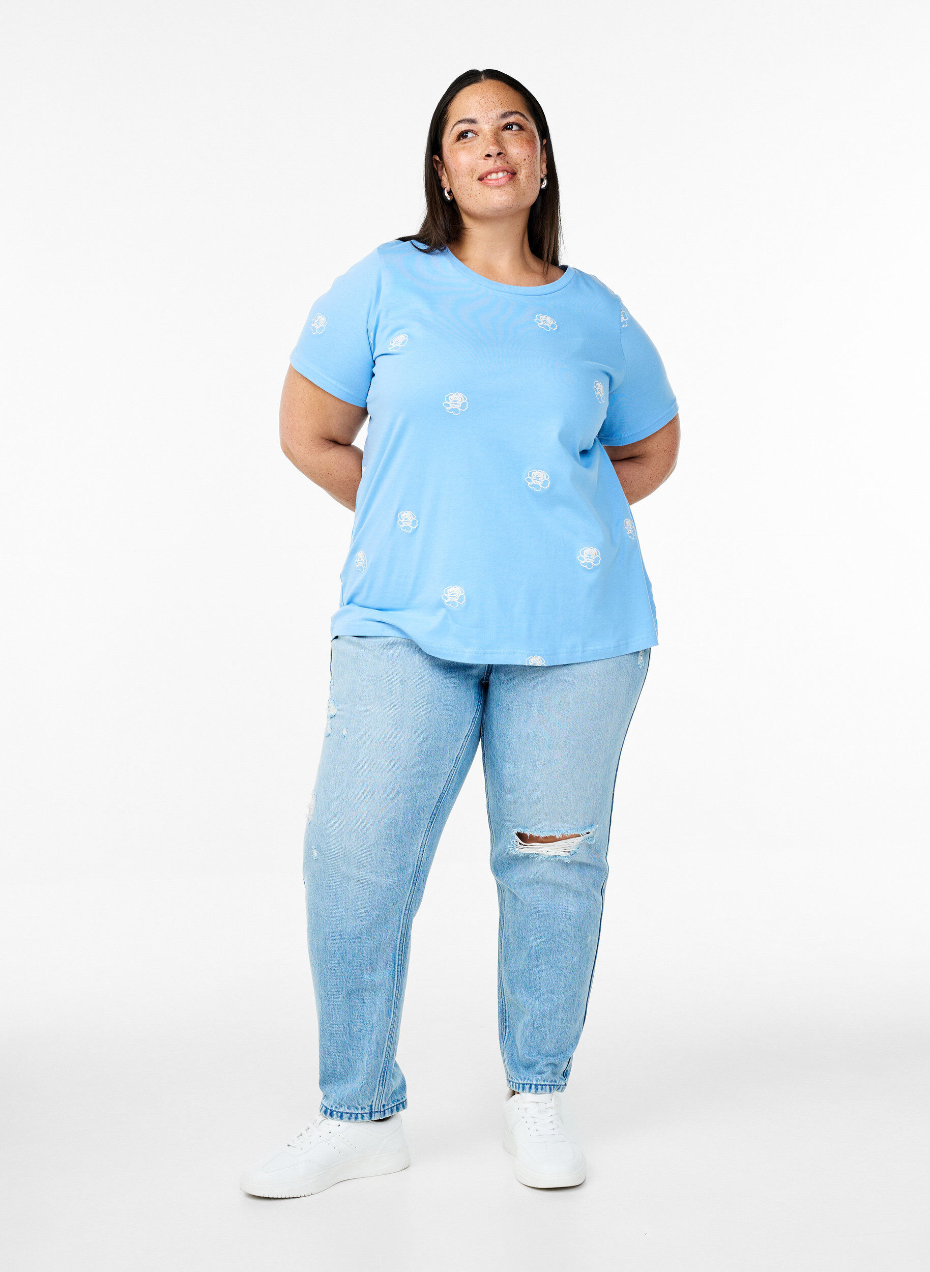 Zizzi T-skjorte i &oslash;kologisk bomull med broderte motiv, Bl&aring;, Model image number 1