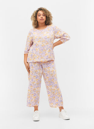Blomstrete viskosebluse med smock og 3/4-ermer, Rose Ditsy AOP, Model image number 2