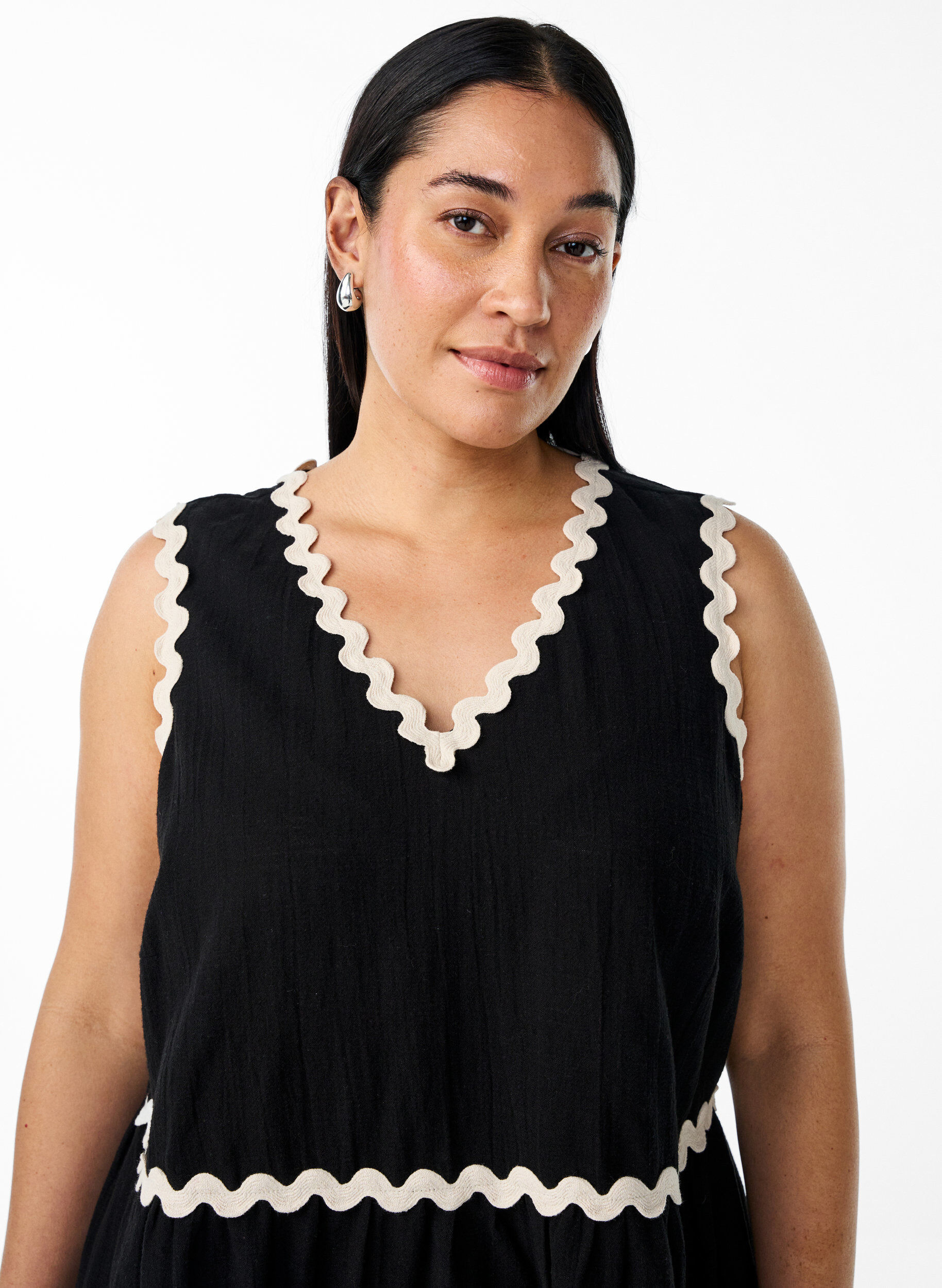 Zizzi Ermel&oslash;s bluse med kontrastfargede b&oslash;lgekanter, Svart, Model image number 3