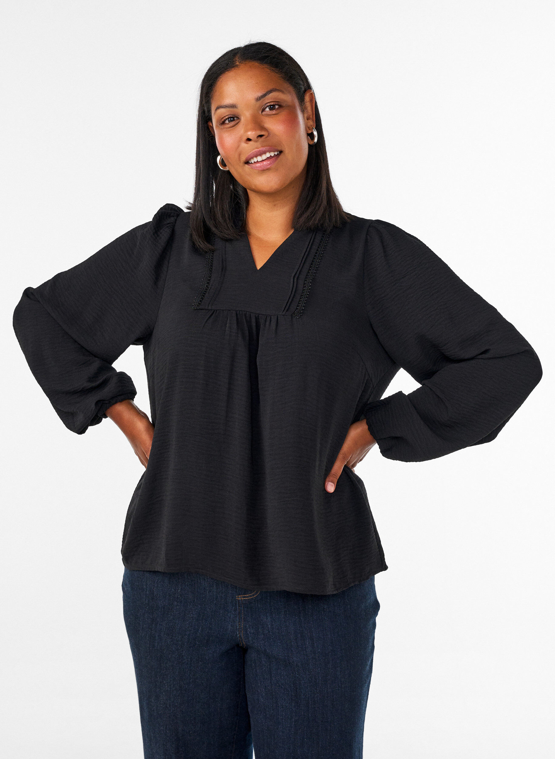 Bluse med V-hals og heklet b&aring;nd, Svart, Model
