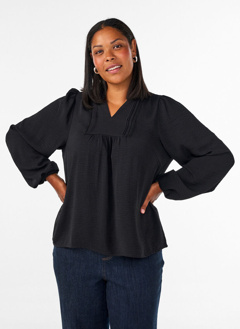 Bluse med V-hals og heklet b&aring;nd, Svart, Model image number 0