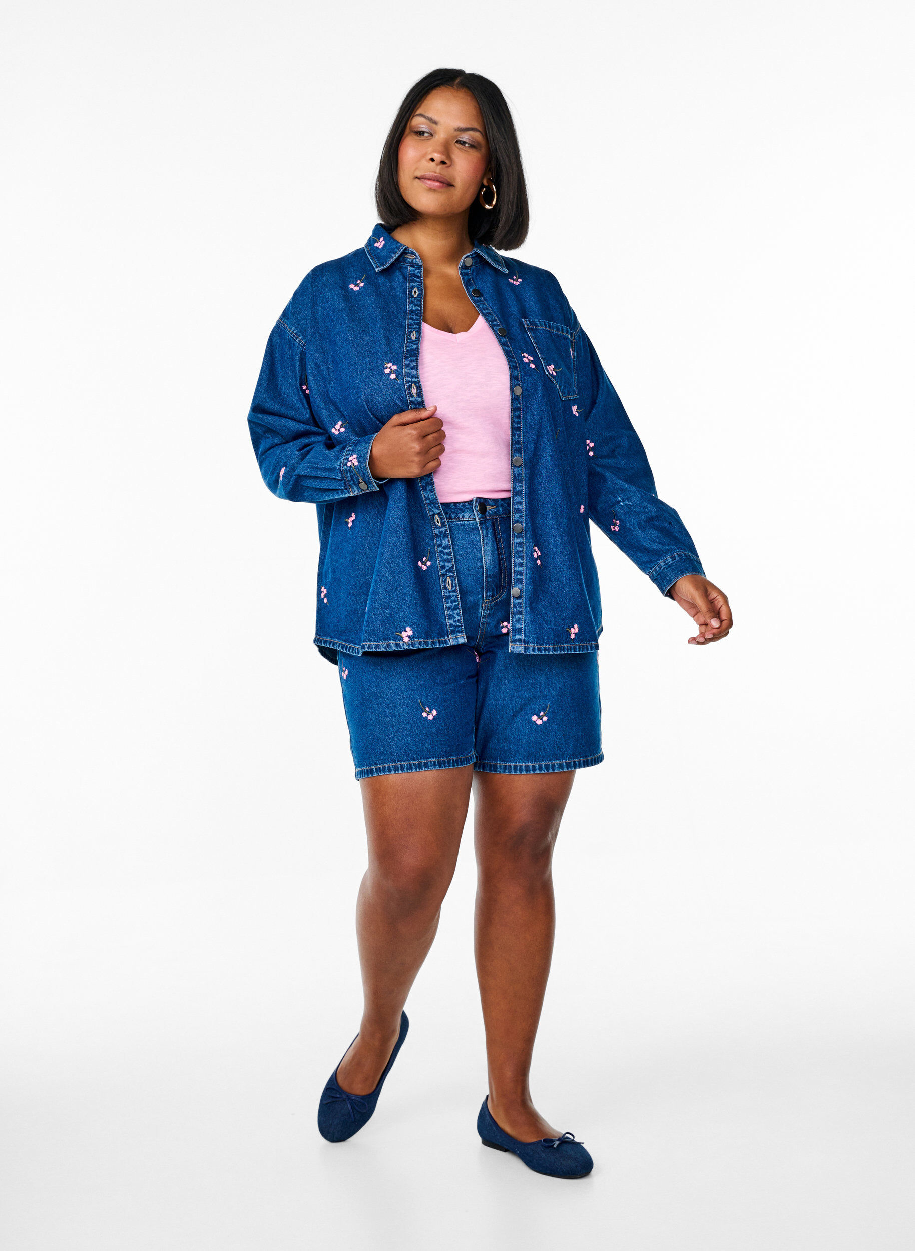 Zizzi Dongerishorts med broderte blomster, Bl&aring;, Model image number 1