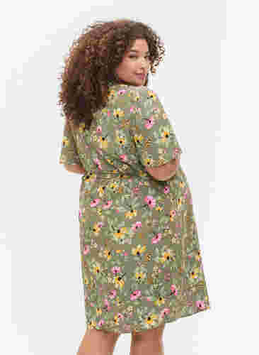 Kjole til gravide i viskose med omslagseffekt, Green Flower Print, Model image number 1