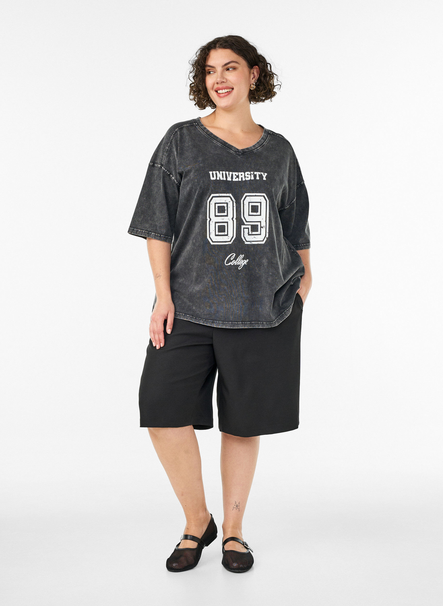 ZizziOversized T-skjorte i &oslash;kologisk bomull med et college-trykk, Svart, Model image number 1