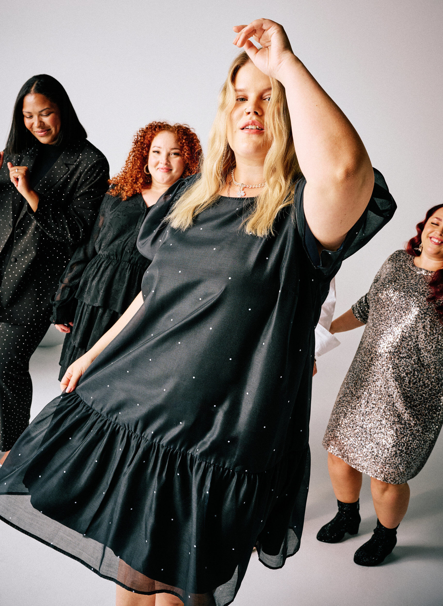 Zizzi Knelang festkjole med gjennomsiktige ermer, Svart, Image image number 0