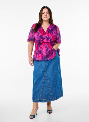 Zizzi Bluse i blomstrete chiffon med korte ermer, Rød, Model image number 1