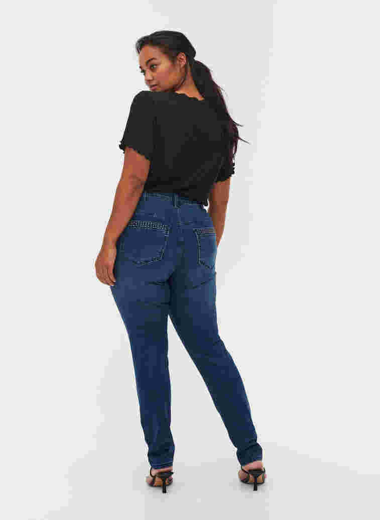 Nille jeans med høyt liv og nagler, Medium Blue denim, Model image number 1