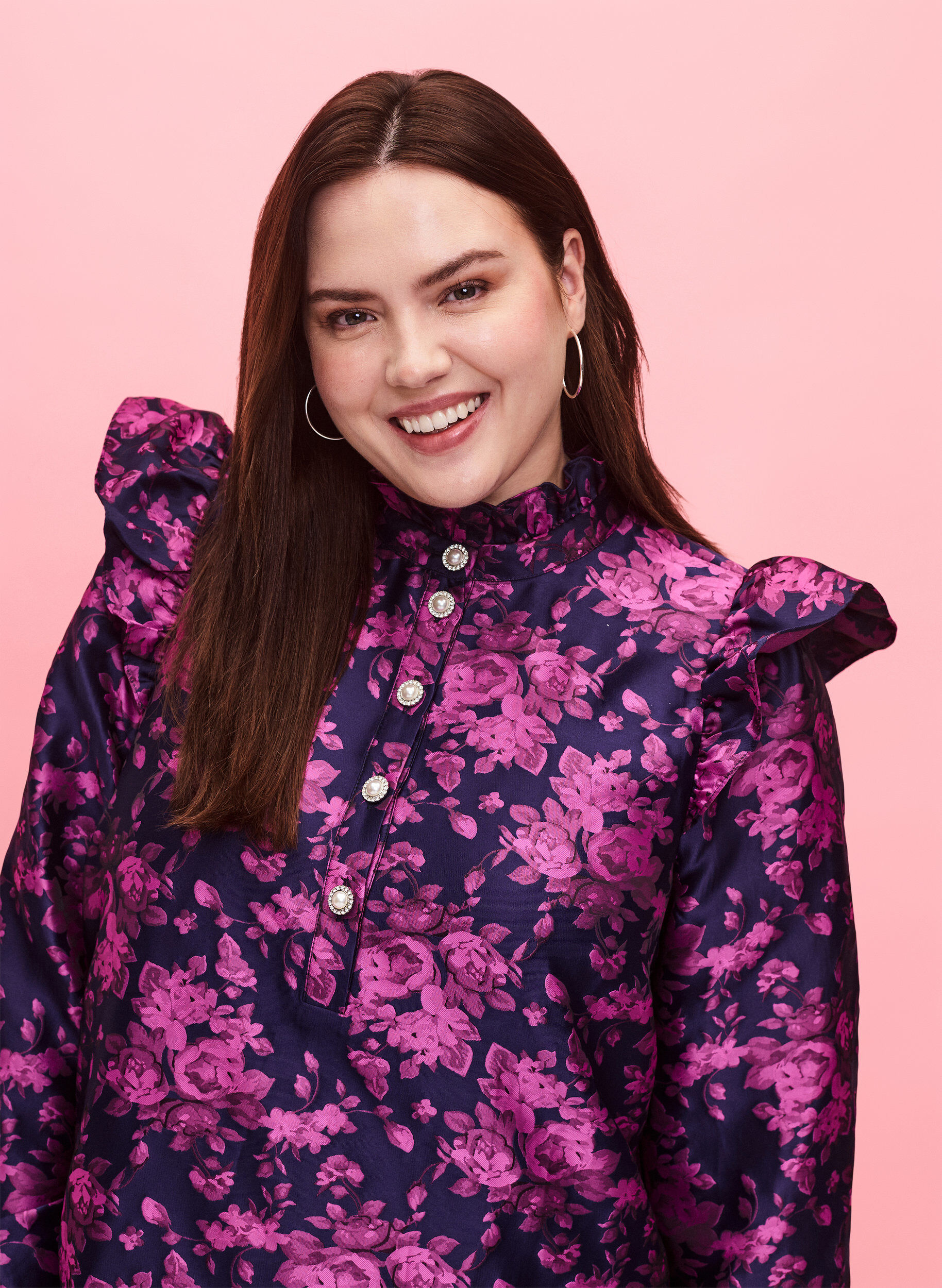 Zizzi Kjole med rysjedetalj og perleknapper, Dark Blue Pink, Model image number 2