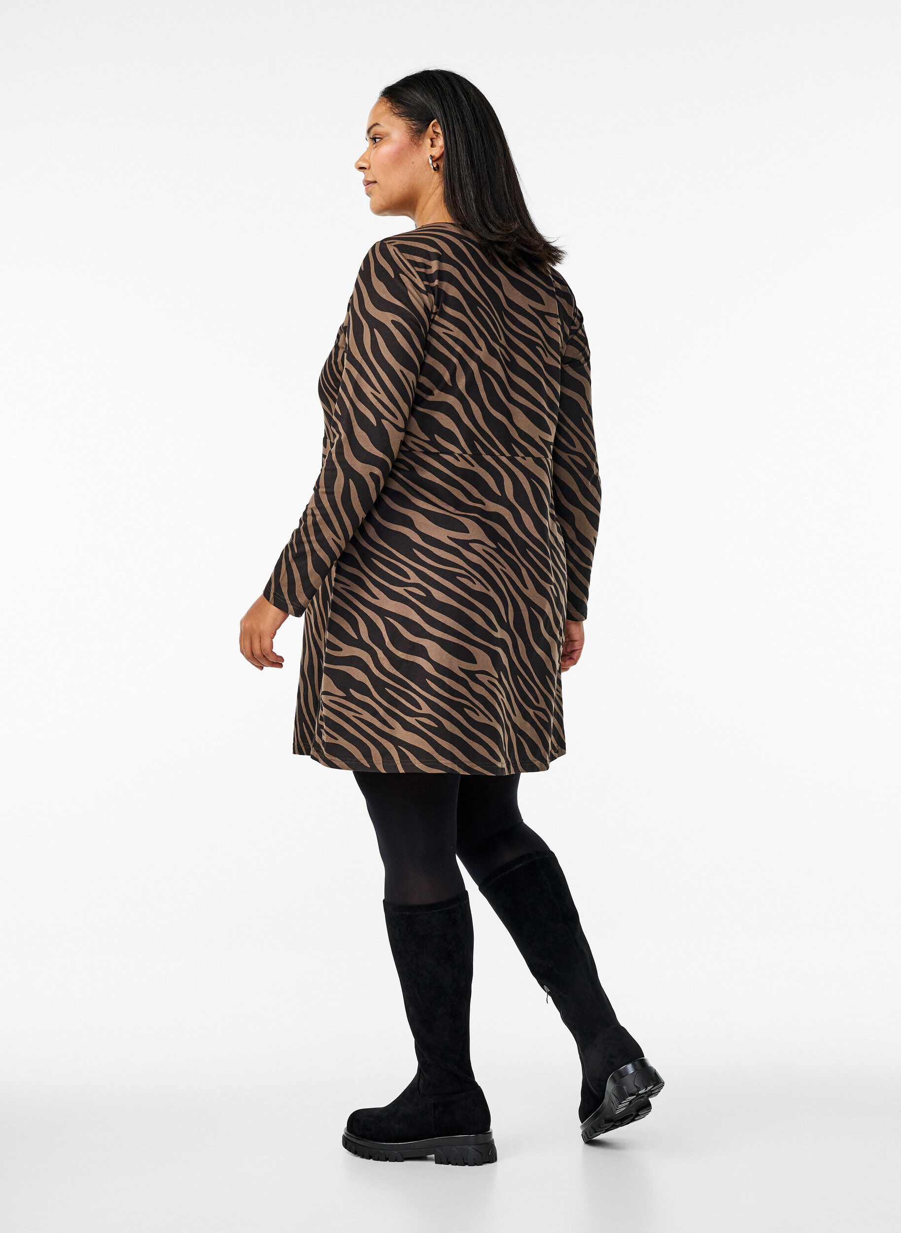 Zizzi Langermet kjole med rund hals og sebram&oslash;nster, Walnut Zebra, Model image number 1