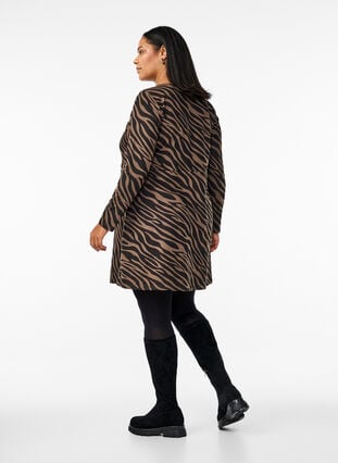Zizzi Langermet kjole med rund hals og sebramønster, Walnut Zebra, Model image number 1