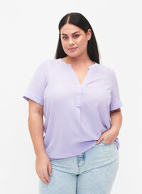 Kortermet bluse med V-hals, Lavender, Model