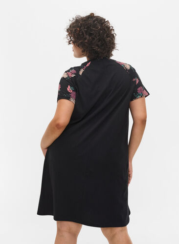 Kortermet nattkjole i bomull med mønster, Black AOP Flower, Model image number 1