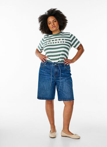 Zizzi T-skjorte i økologisk bomull med striper og tekst, Grønn, Model image number 1