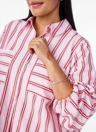 Zizzi Løs skjorte med striper og lange ermer, Pink stripe, Model image number 2
