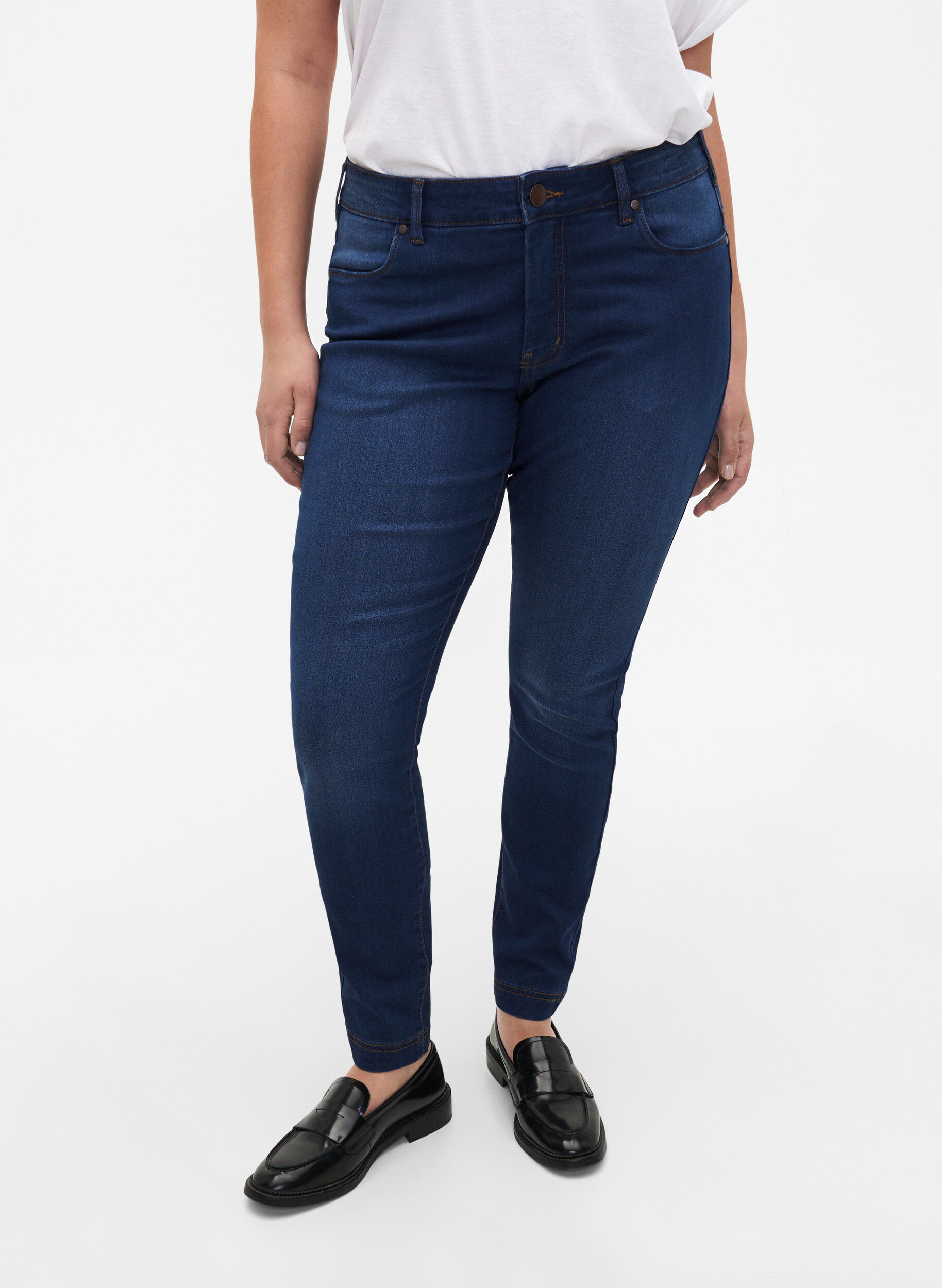 Zizzi Viona jeans med normal midje, Bl&aring;, Model image number 2