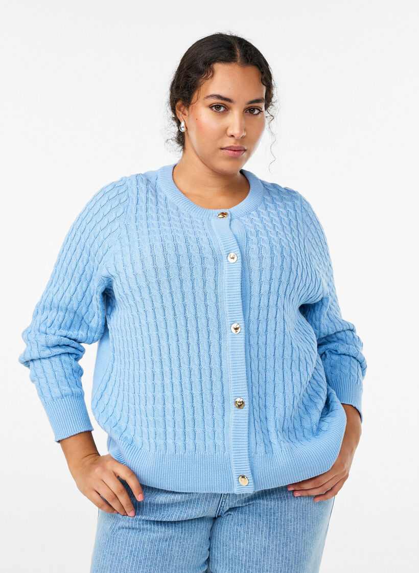 Flettestrikket cardigan med gullfargede knapper, Blå, Model