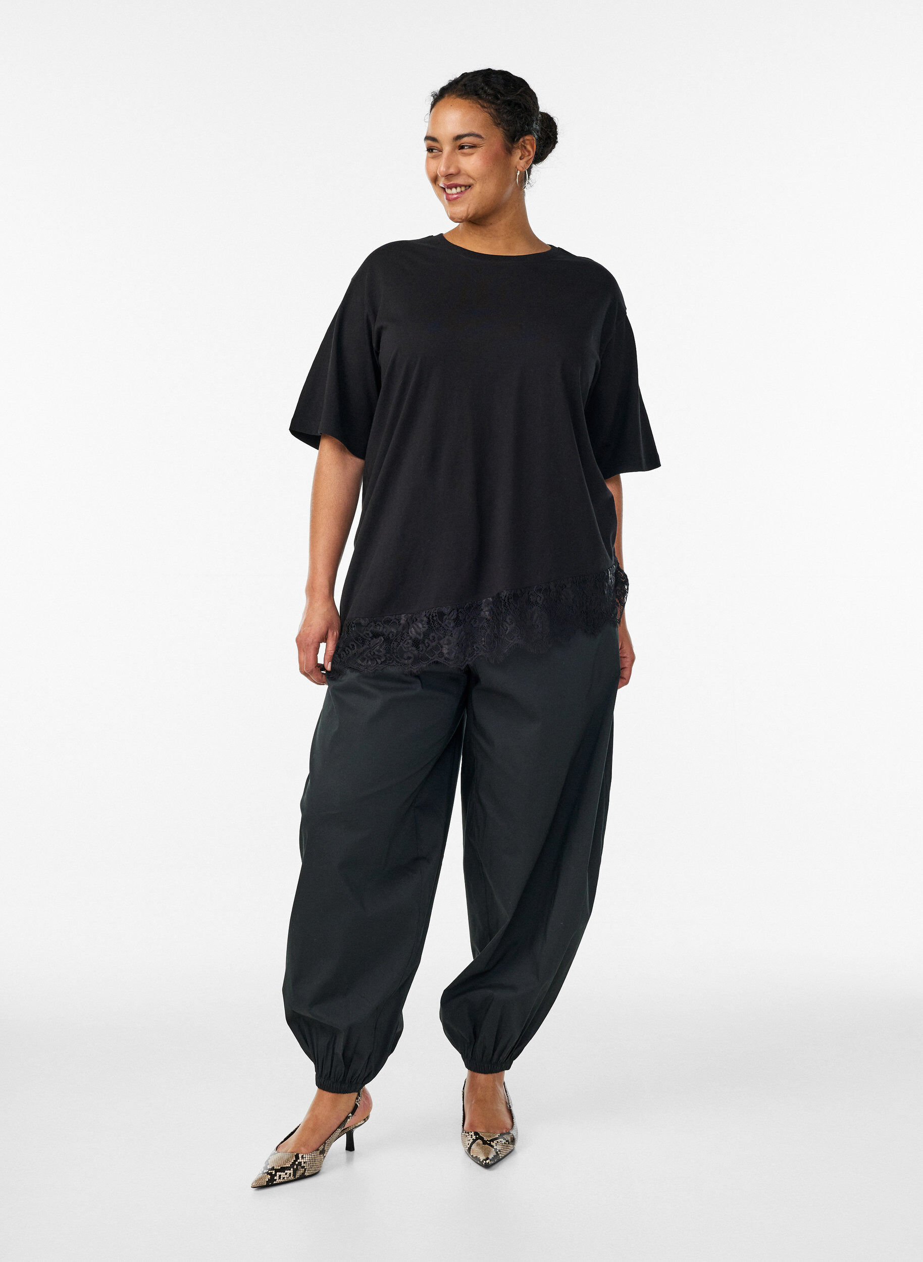 ZizziT-skjorte med asymmetrisk blondekant, Svart, Model image number 1