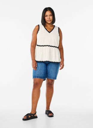 Zizzi Ermeløs bluse med kontrastfargede bølgekanter, Beige, Model image number 1