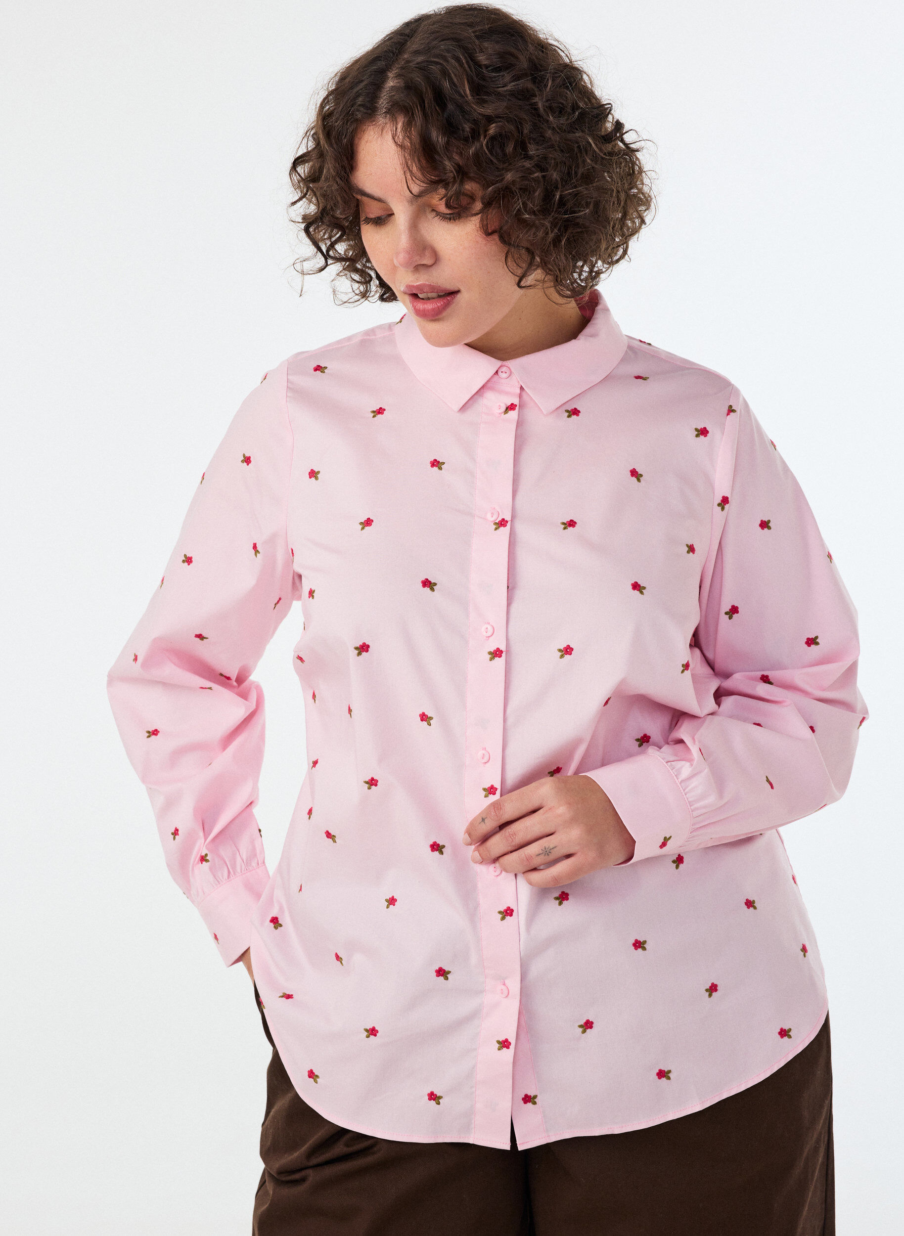 Skjorte med broderte blomster, Rosa, Model