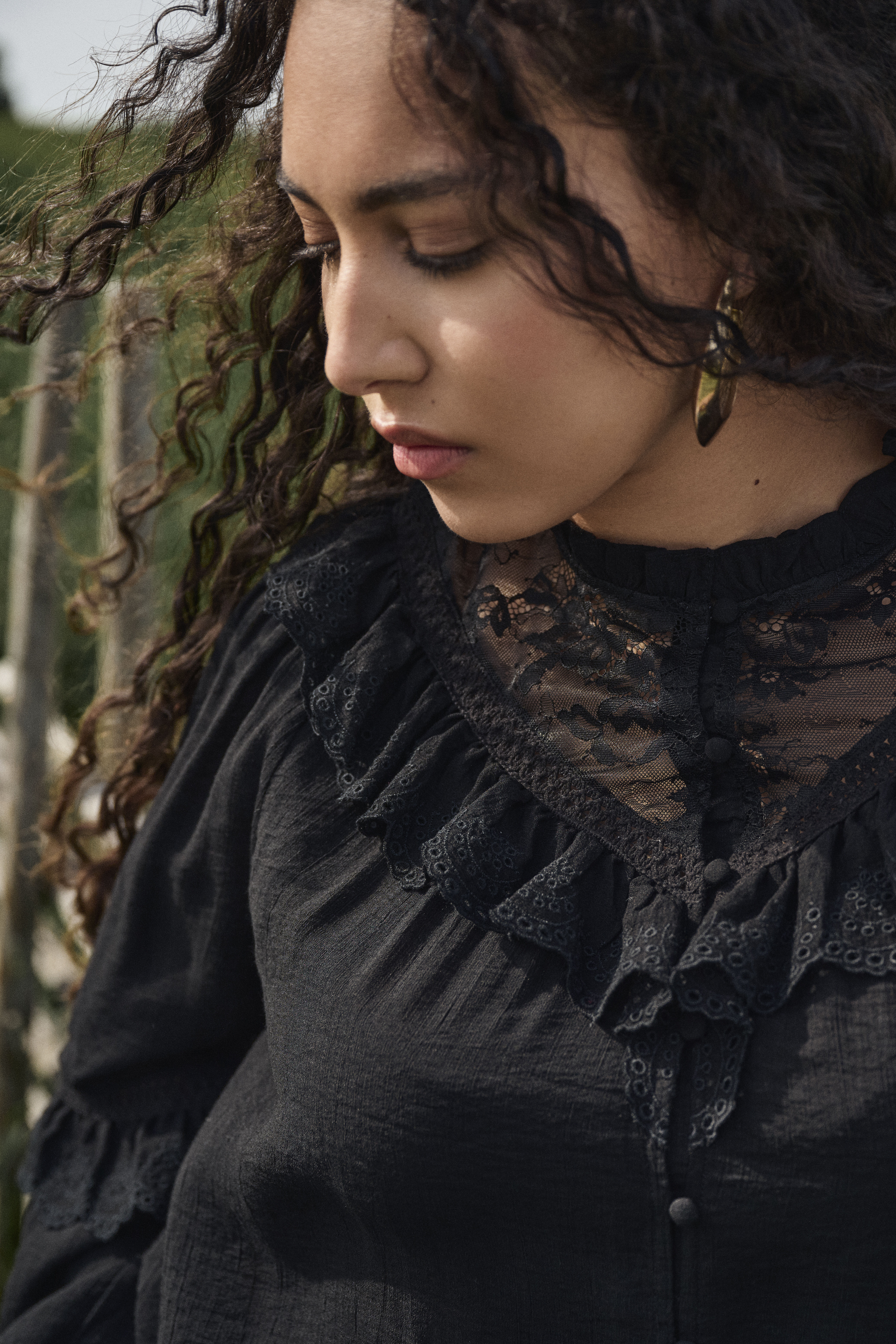 Zizzi Svart bluse med volanger og blonder, , Model