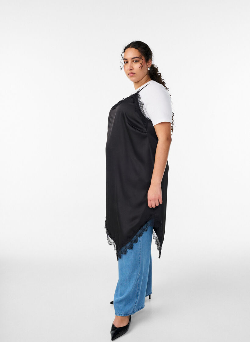 Kjole i satinlook med blondekant, Svart, Model