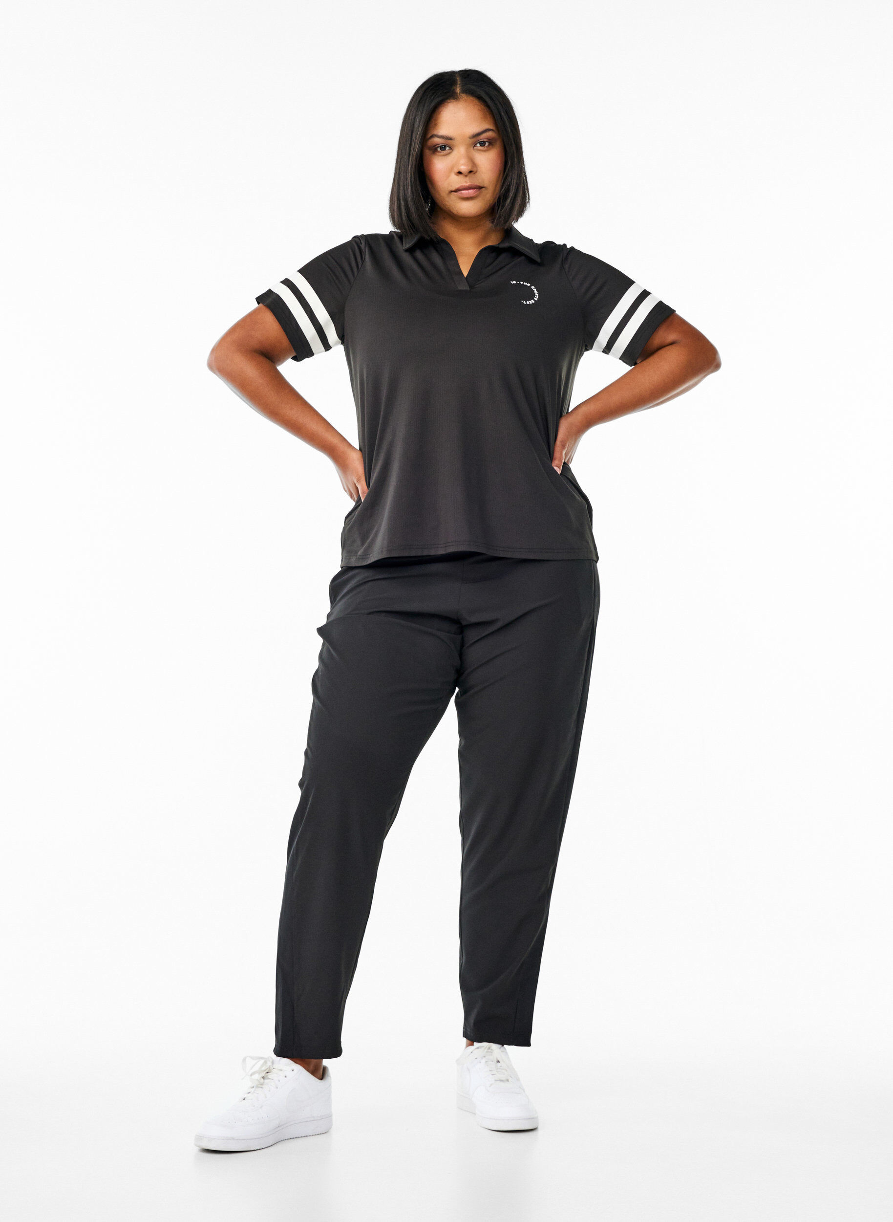 Zizzi Sporty poloskjorte med stripete detaljer, Svart, Model image number 1
