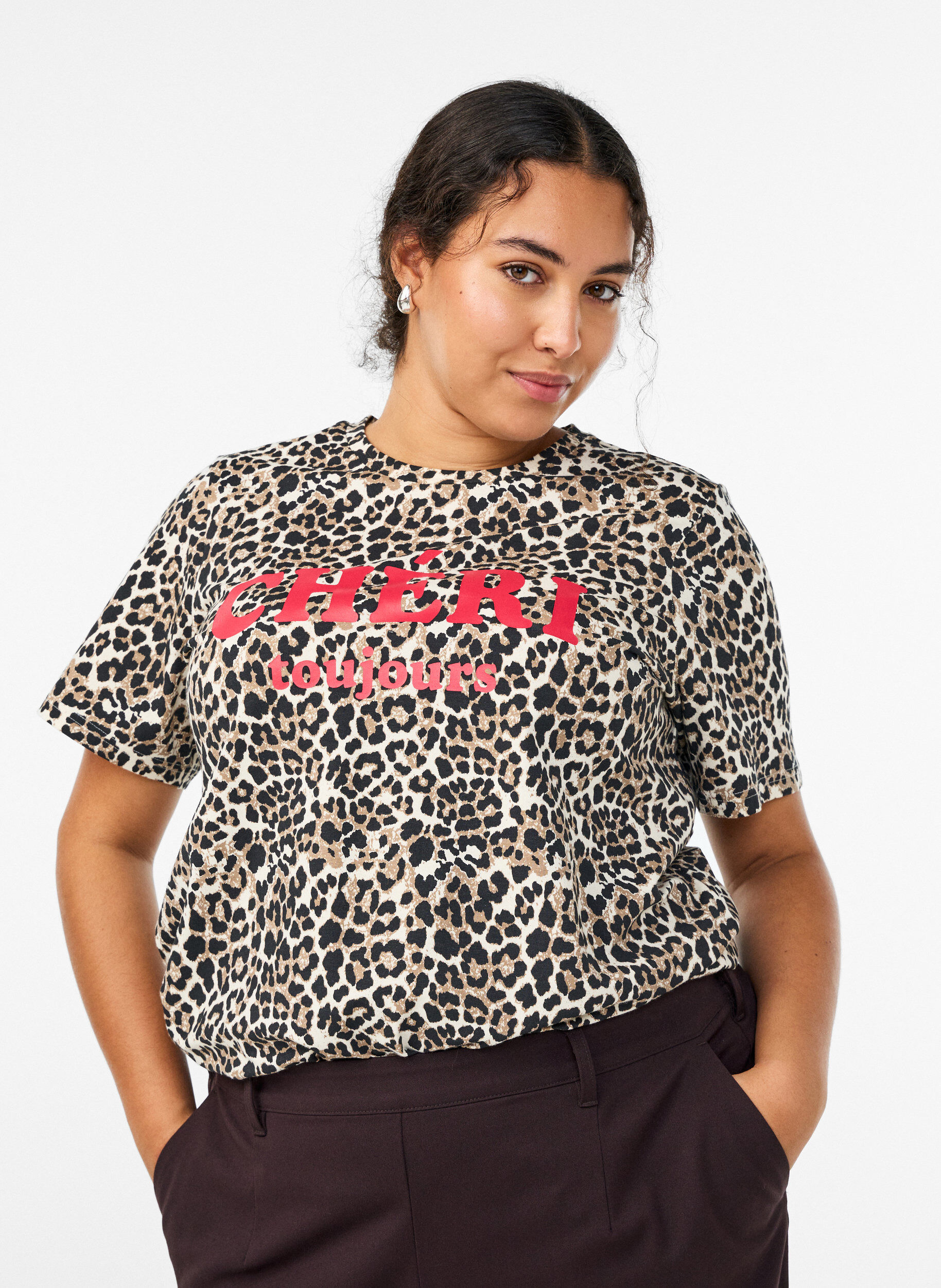 T-skjorte med leopardm&oslash;nster og tekstprint, Brun, Model