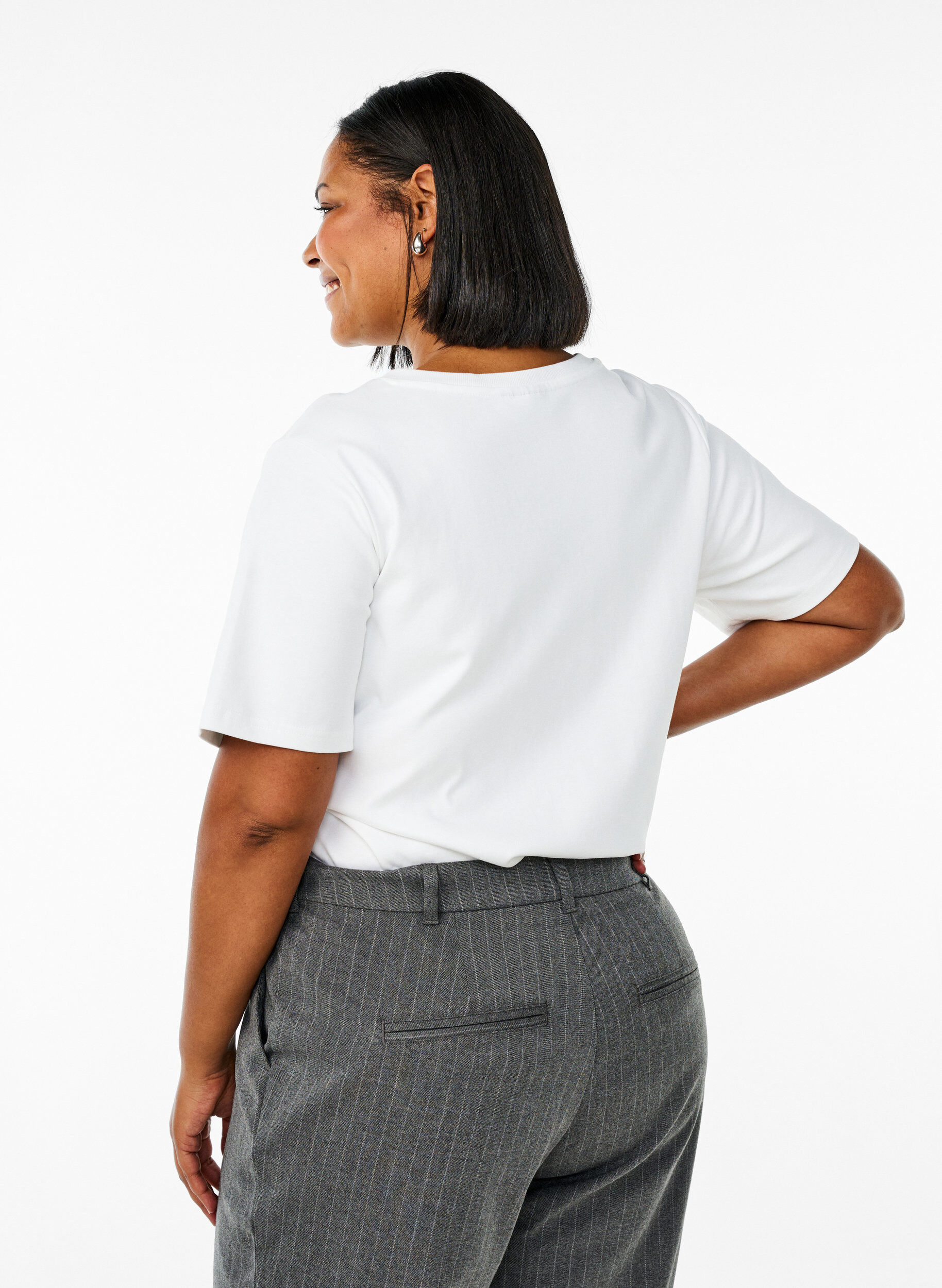 Zizzi Basis V-hals T-skjorte i &oslash;kologisk bomull, Hvit, Model image number 2