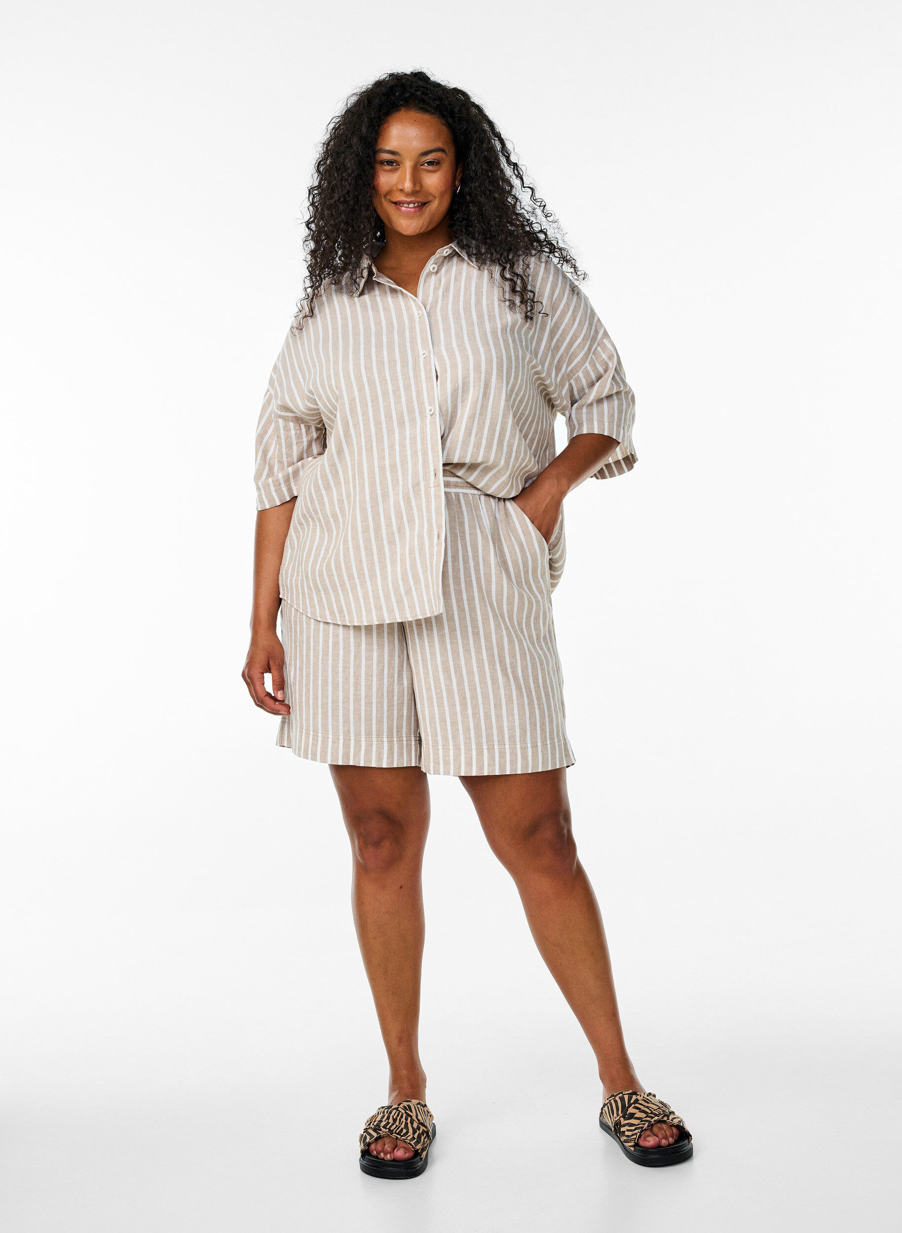Zizzi Stripete shorts i lin og viskose, Beige, Model image number 1