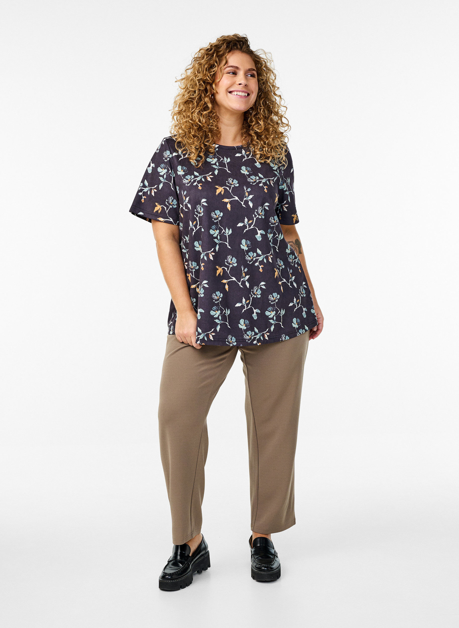 Zizzi FLASH - T-skjorte med blomstertrykk, Svart, Model image number 1