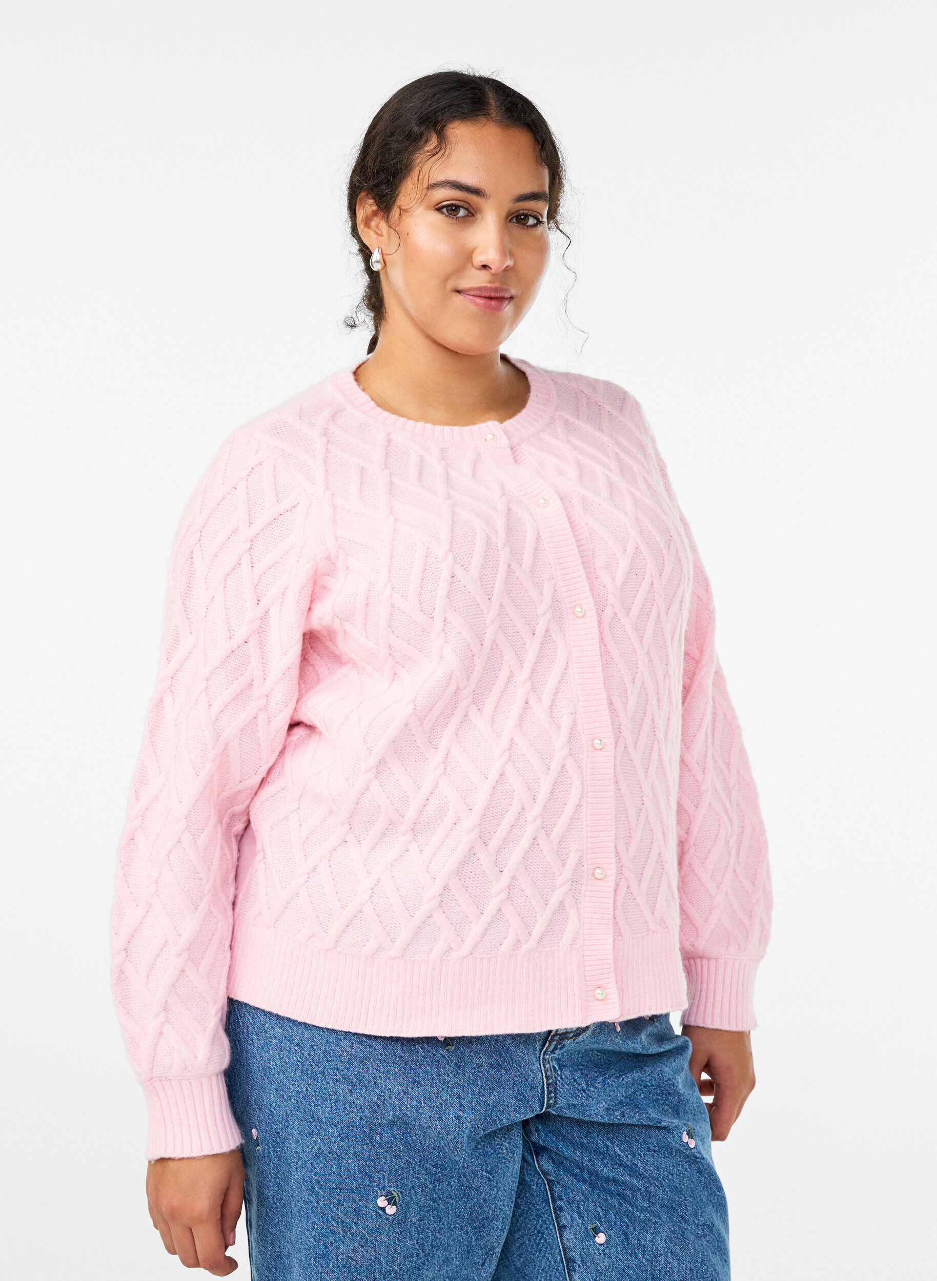 Kabelstrikket cardigan med perleknapper, Rosa, Model