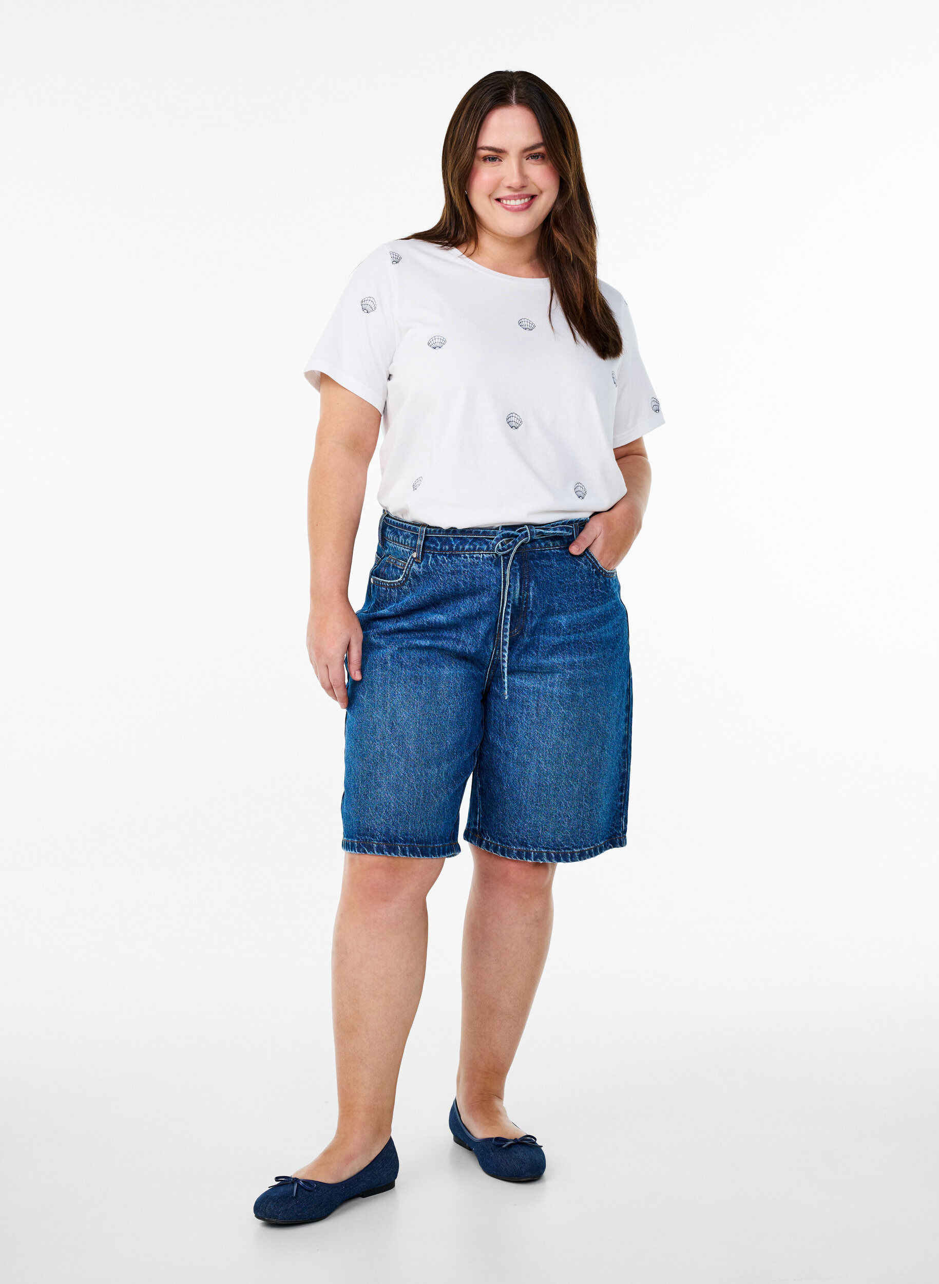 Zizzi T-skjorte i &oslash;kologisk bomull med broderte motiv, Hvit, Model image number 1