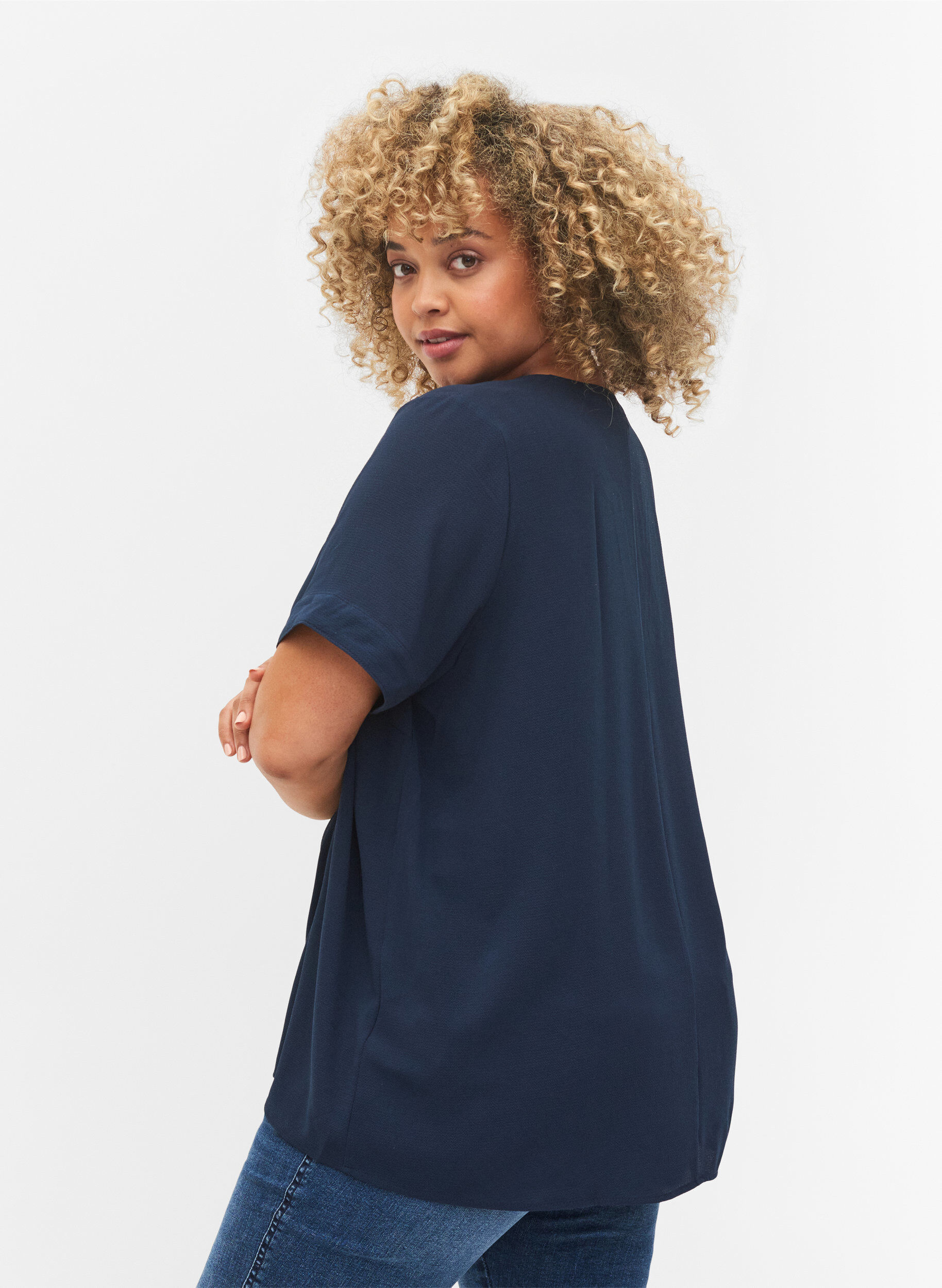 Zizzi Kortermet bluse med V-hals, Bl&aring;, Model image number 2