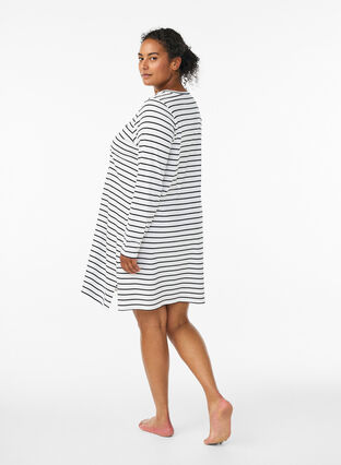 Zizzi Stripet nattkjole i økologisk bomull, Hvit, Model image number 2
