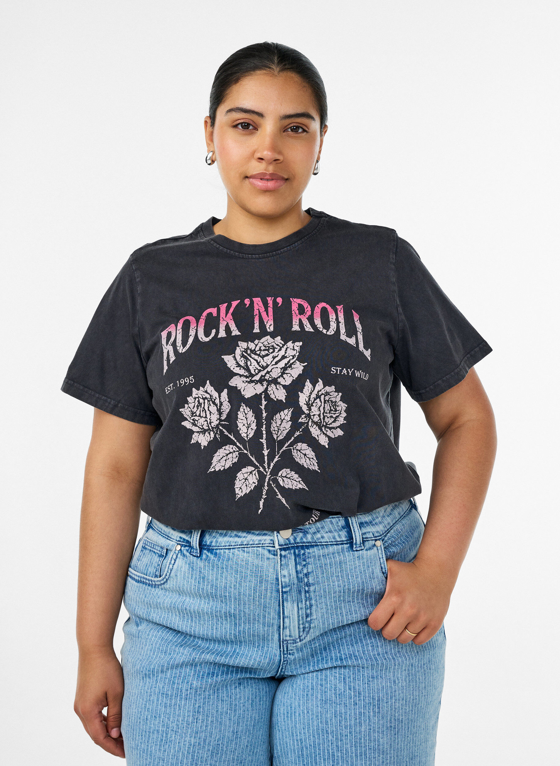 T-skjorte i &oslash;kologisk bomull med rockprint, Svart, Model