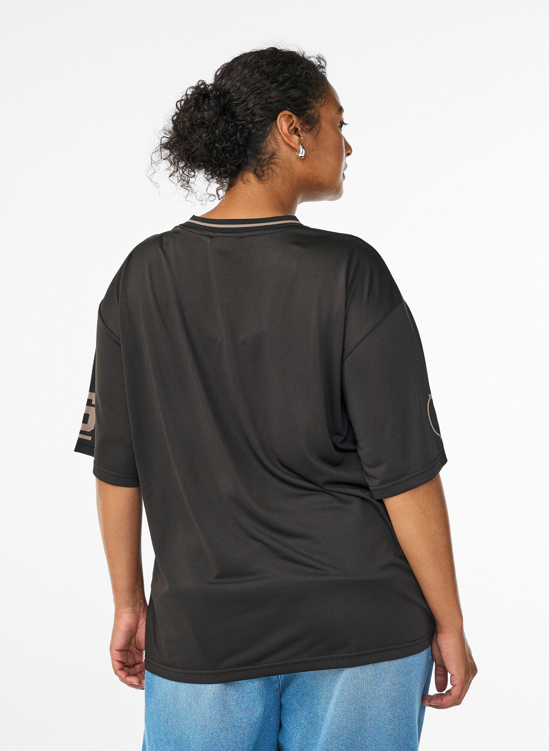 Zizzi Sporty T-skjorte med V-hals og racermotiv, Svart, Model image number 2