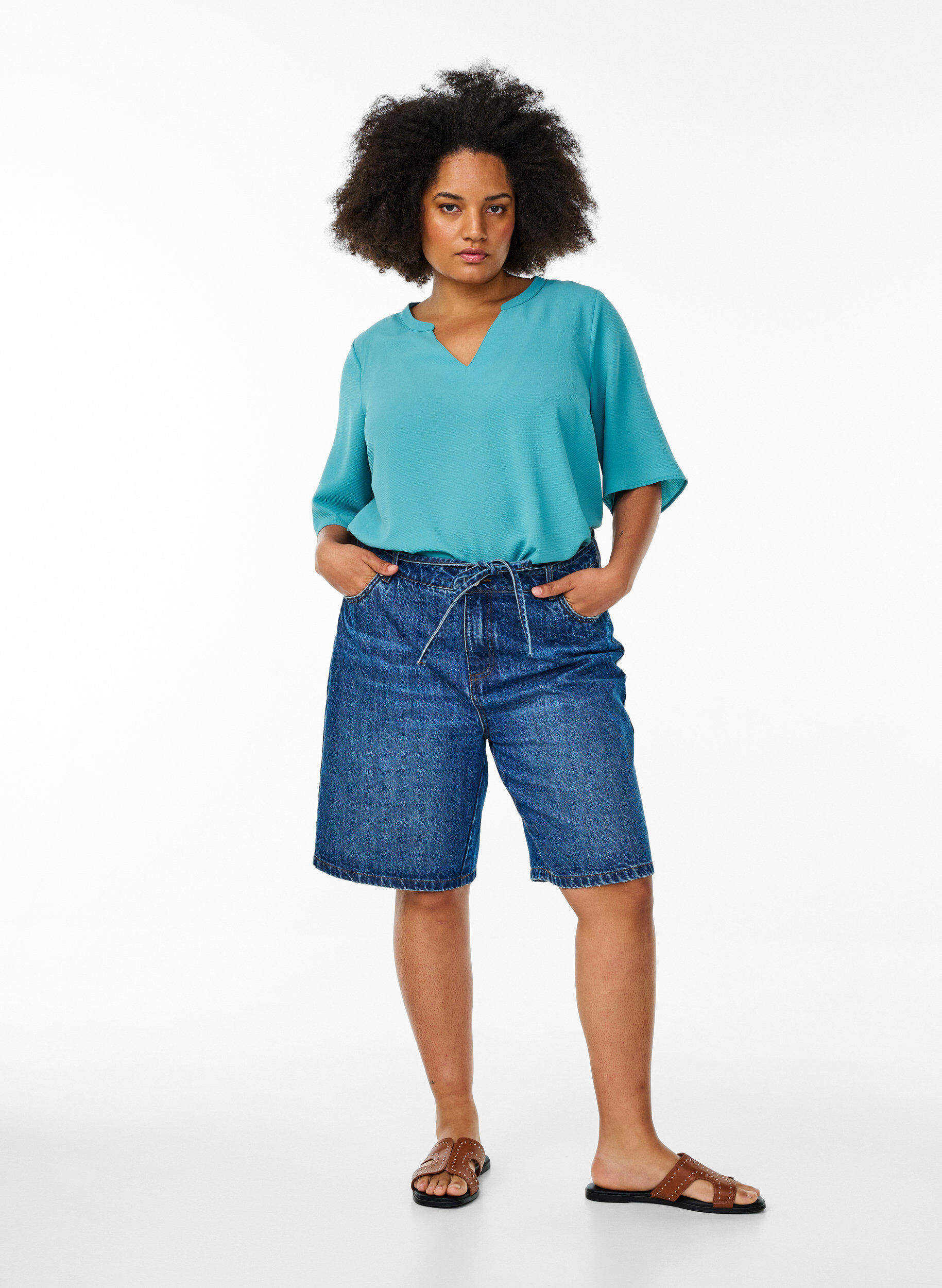 Zizzi Kortermet bluse med V-hals, Gr&oslash;nn, Model image number 1