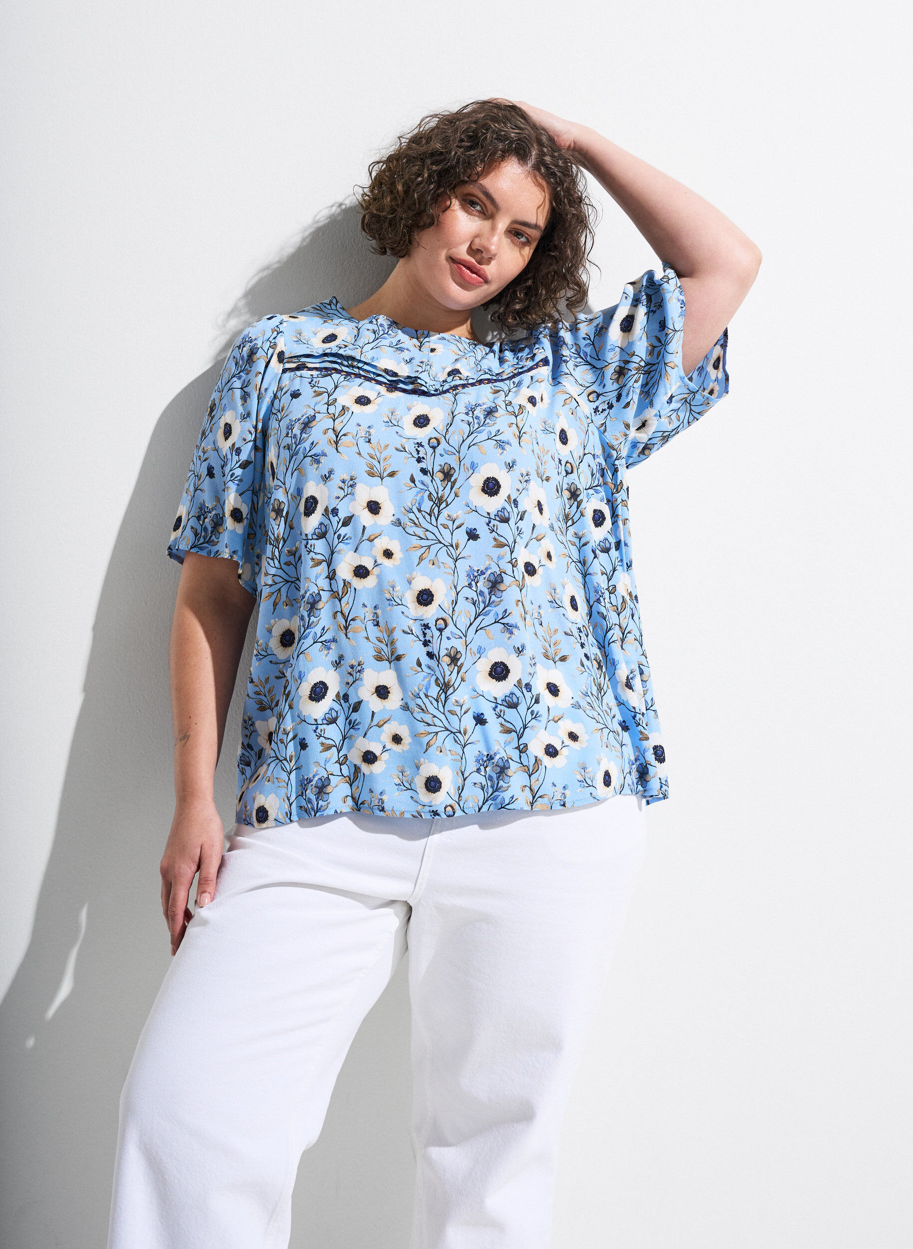 Bluse med blomstertrykk og korte ermer