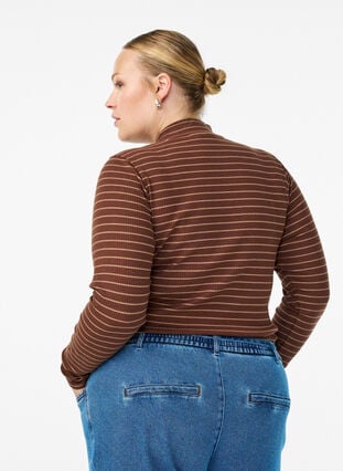 Zizzi Stripet ribbet jerseybluse med høy hals, F. Fudge Caribou, Model image number 2