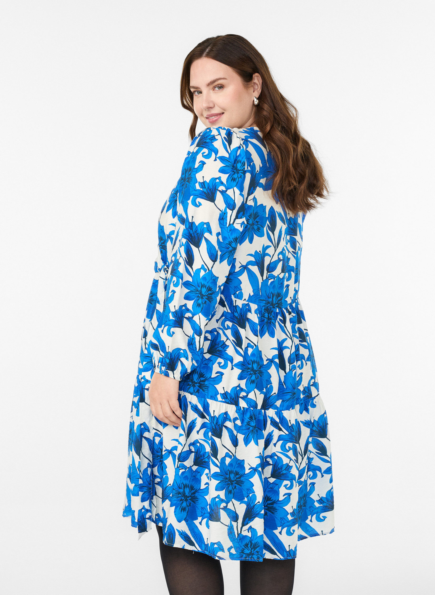 Zizzi Blomstret omslagskjole med knytebelte, Vanilje, Model image number 2