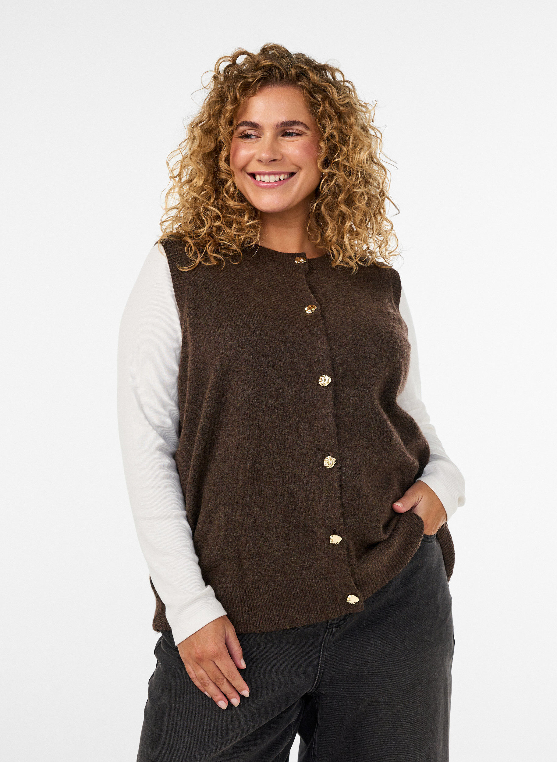 Strikket vest med dekorative knapper, Brun, Model